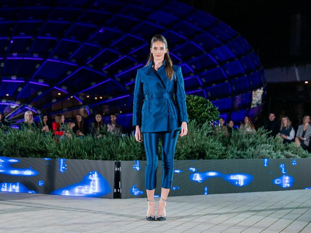 <p>Predsjednik Modne komore Crne Gore Srđan Lubarda, ali i modne dizajnerke koje su posljednje večeri Nedjelje mode predstavile po jedan model inspirisan Đorđom Armanijem, pričali su za &ldquo;Vijesti&rdquo; o značaju i nasljeđu čuvenog italijanskog kreatora</p>