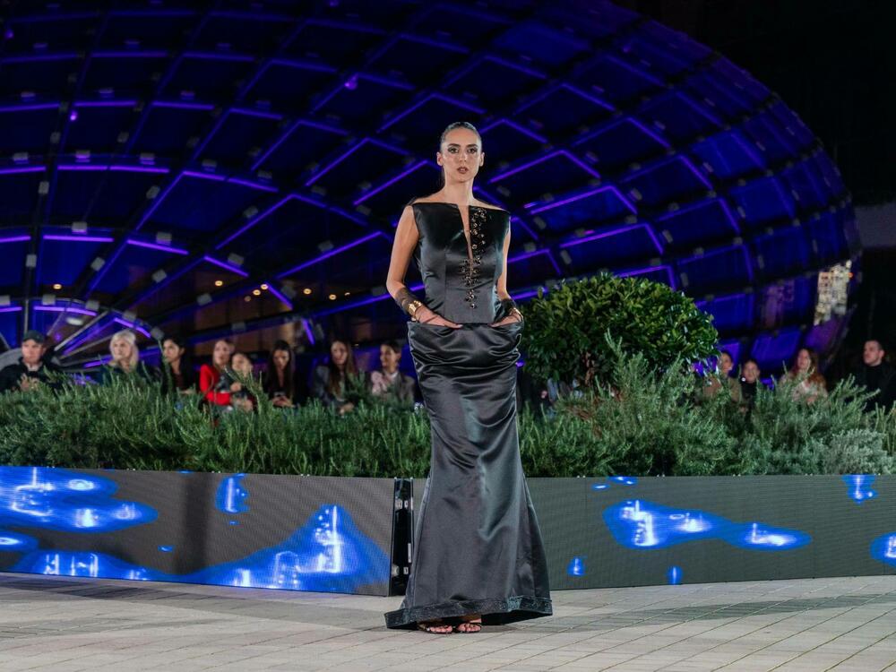 <p>Predsjednik Modne komore Crne Gore Srđan Lubarda, ali i modne dizajnerke koje su posljednje večeri Nedjelje mode predstavile po jedan model inspirisan Đorđom Armanijem, pričali su za &ldquo;Vijesti&rdquo; o značaju i nasljeđu čuvenog italijanskog kreatora</p>