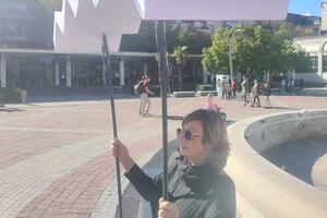 Sama pod nadstrešnicom