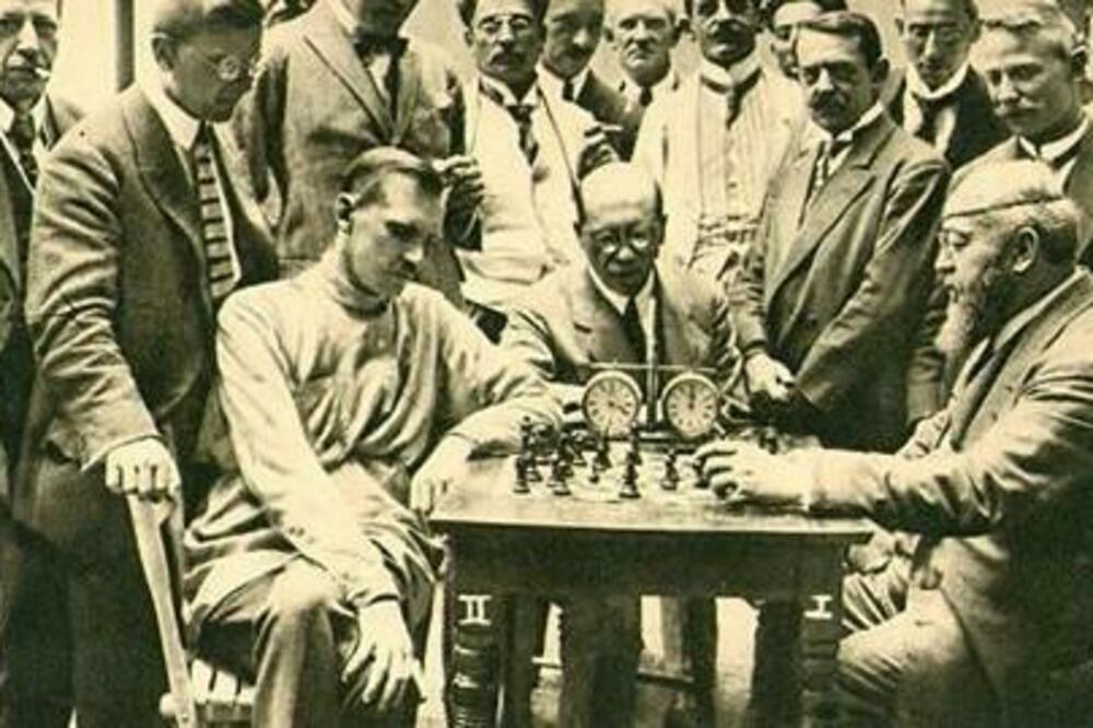 Ričard Peti (desno) igra protiv Alekina 1921., Foto: Chess.com