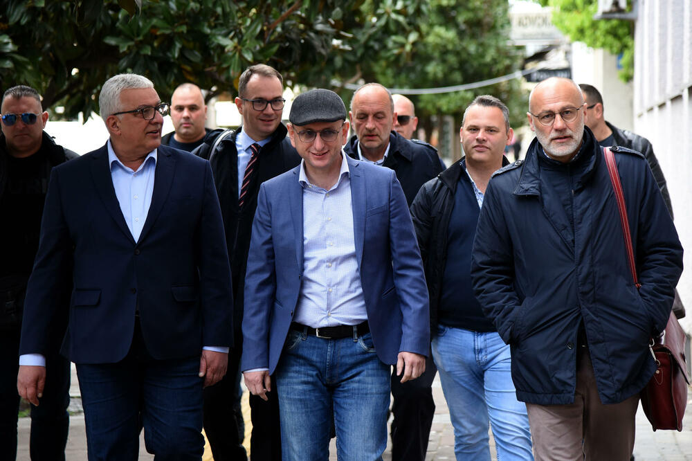 Mandić, Knežević i Čađenović sa braniocima dolaze u sudnicu, Foto: Luka Zekovic