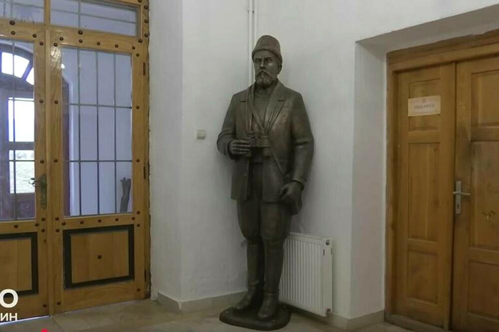 Tužilaštvo u klin, sutkinja u ploču: kip Đurišiću u Đurđevim stupovima, Foto: Screenshot/Youtube