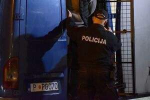 Stojanoviću lisice na kapiji