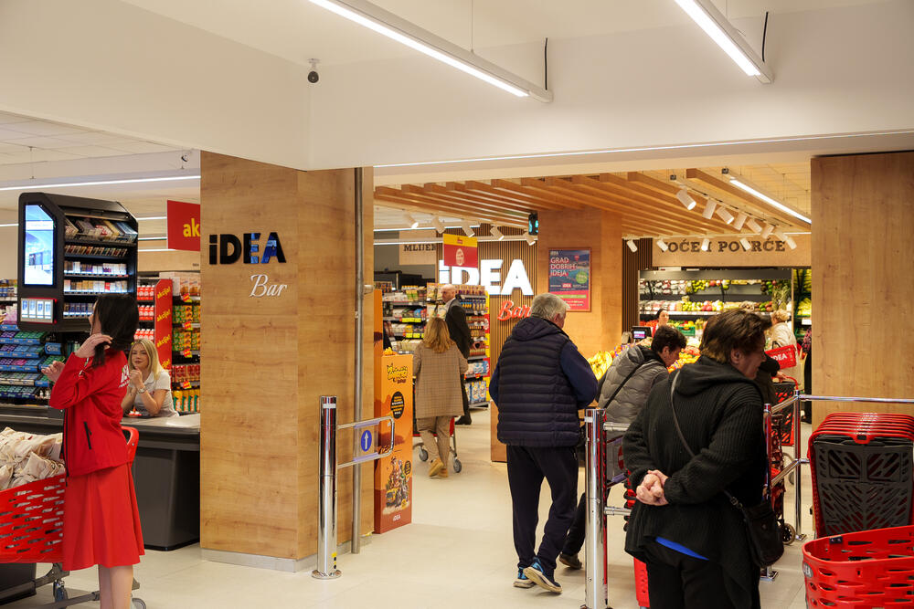 <p>Svojim komšijama, Barankama i Baranima, ali i brojnim posjetiocima ovog primorskog grada, ponovo je svoja vrata otvorila renovirana IDEA prodavnica. Na dobro poznatoj adresi &ndash; Bulevar 24. novembra, očekuje vas modernizovana prodavnica sa unaprijeđenom ponudom, spremna da odgovori na potrebe savremenih kupaca.</p>