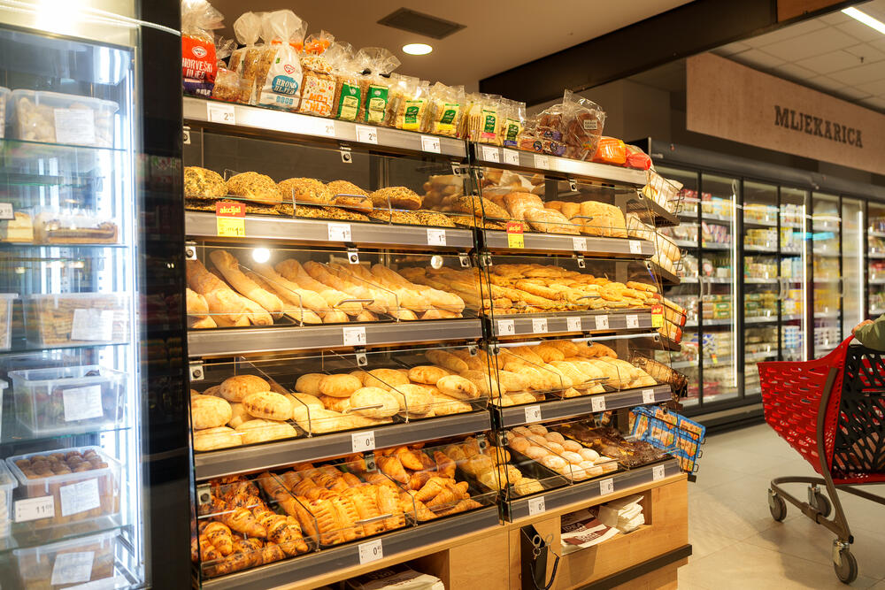 <p>Svojim komšijama, Barankama i Baranima, ali i brojnim posjetiocima ovog primorskog grada, ponovo je svoja vrata otvorila renovirana IDEA prodavnica. Na dobro poznatoj adresi &ndash; Bulevar 24. novembra, očekuje vas modernizovana prodavnica sa unaprijeđenom ponudom, spremna da odgovori na potrebe savremenih kupaca.</p>