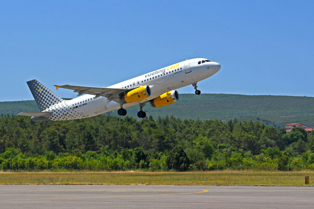 Avion Vuelinga u Tivtu, Foto: Aerodromi Crne Gore