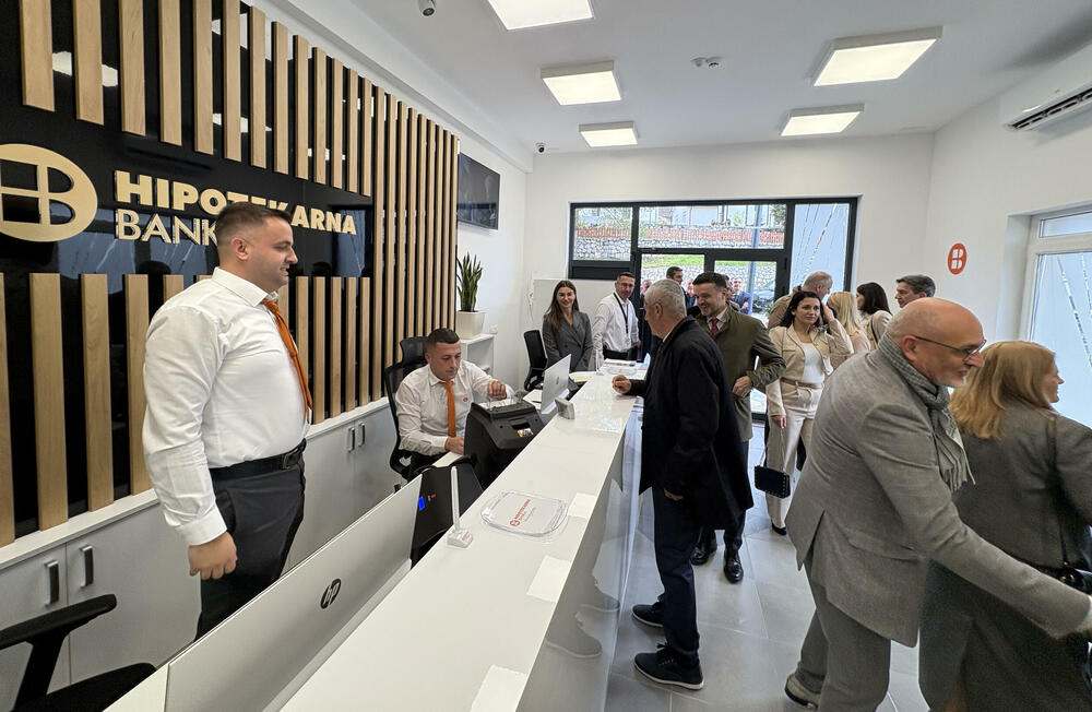 <p>Otvorena nova filijala Hipotekarne banke u Plavu</p>