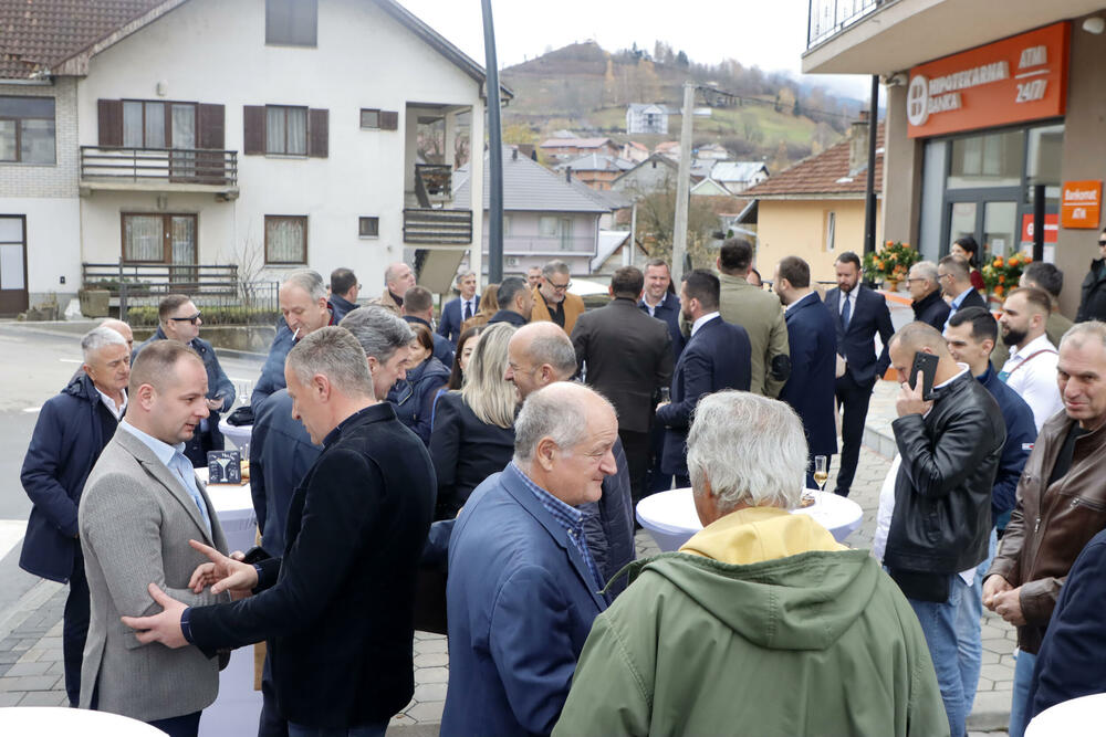 <p>Otvorena nova filijala Hipotekarne banke u Plavu</p>