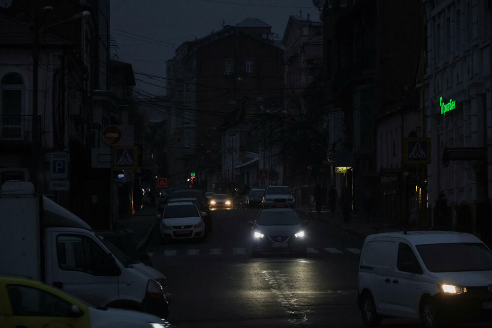 Ukrajinci su svakodnevno suočeni sa prekidima u snabdijevanju strujom, Foto: Rojters