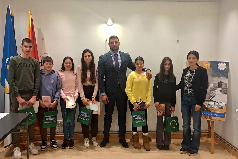Nagrađeni učenici sa gradonačelnikom Jakićem, Foto: Centar za kulturu Šavnik