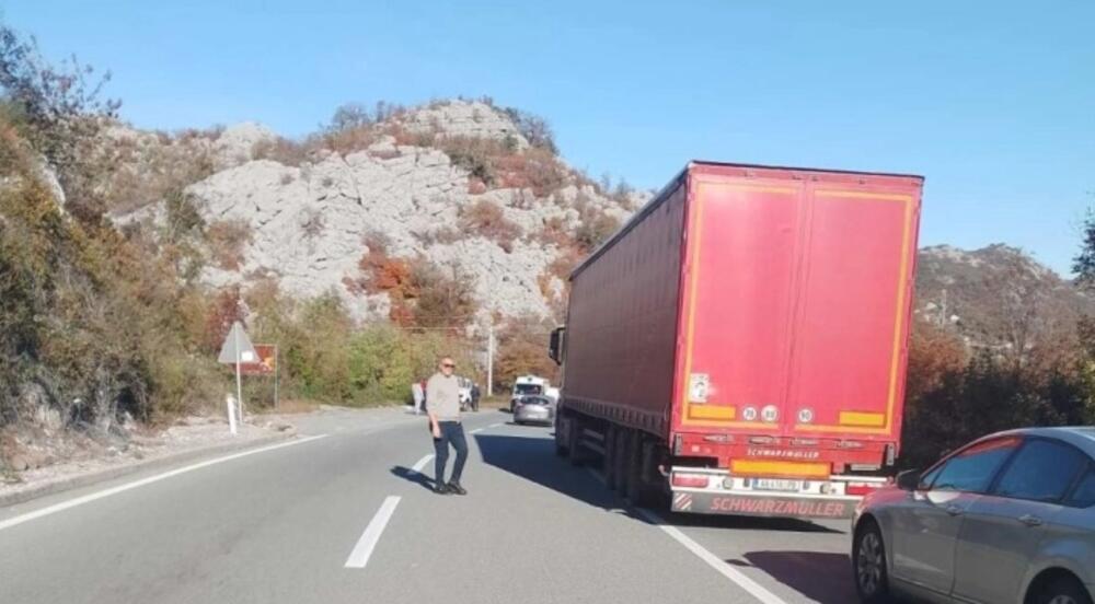 Motociklista teže povrijeđen u saobraćajnoj nezgodi na putu...