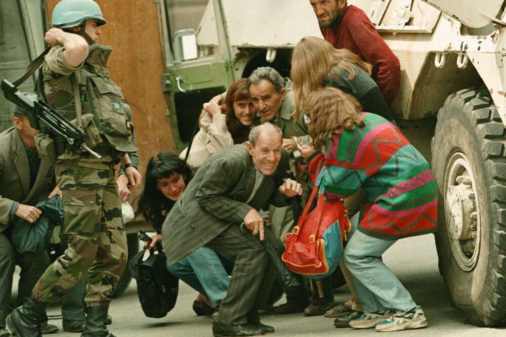 Sarajevo tokom opsade 8. juna 1995, sakrivanje od snajpera sa okolnih brda, Foto: AP Photo/Jerome Delay