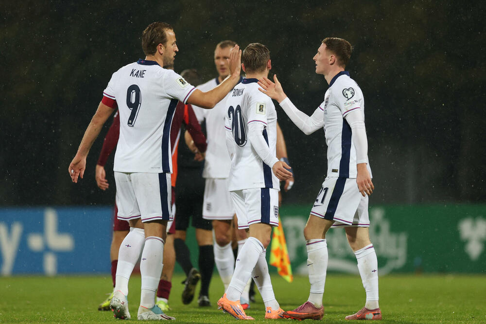 Anderson prima čestitke od Harija Kejna tokom jedne od utakmica Engleske, Foto: Reuters