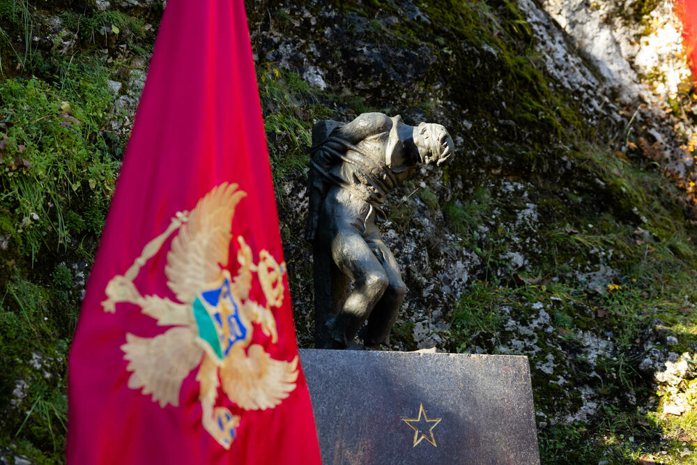 <p>Cetinje ostaje vjerno svojim korijenima, antifašizmu i na braniku vrijednosti koje su kroz vjekove činile suštinu crnogorskog bića, poručio je gradonačelnik Nikola Đurašković</p>