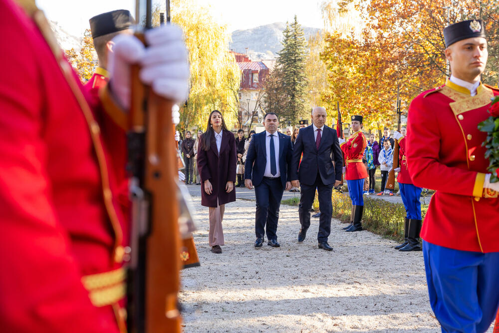 <p>Cetinje ostaje vjerno svojim korijenima, antifašizmu i na braniku vrijednosti koje su kroz vjekove činile suštinu crnogorskog bića, poručio je gradonačelnik Nikola Đurašković</p>