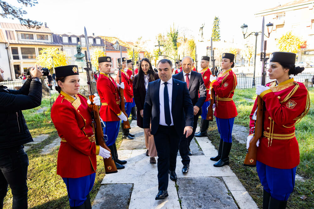 <p>Cetinje ostaje vjerno svojim korijenima, antifašizmu i na braniku vrijednosti koje su kroz vjekove činile suštinu crnogorskog bića, poručio je gradonačelnik Nikola Đurašković</p>