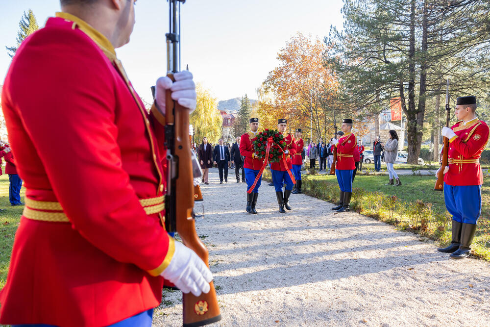 <p>Cetinje ostaje vjerno svojim korijenima, antifašizmu i na braniku vrijednosti koje su kroz vjekove činile suštinu crnogorskog bića, poručio je gradonačelnik Nikola Đurašković</p>