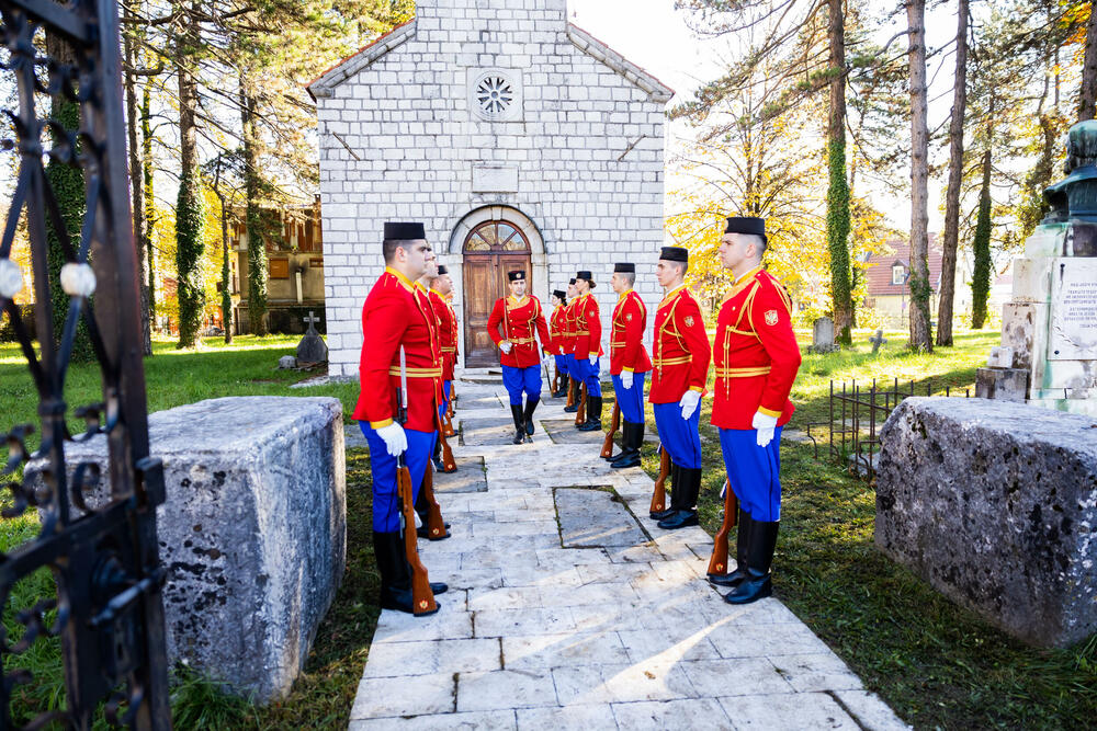 <p>Cetinje ostaje vjerno svojim korijenima, antifašizmu i na braniku vrijednosti koje su kroz vjekove činile suštinu crnogorskog bića, poručio je gradonačelnik Nikola Đurašković</p>