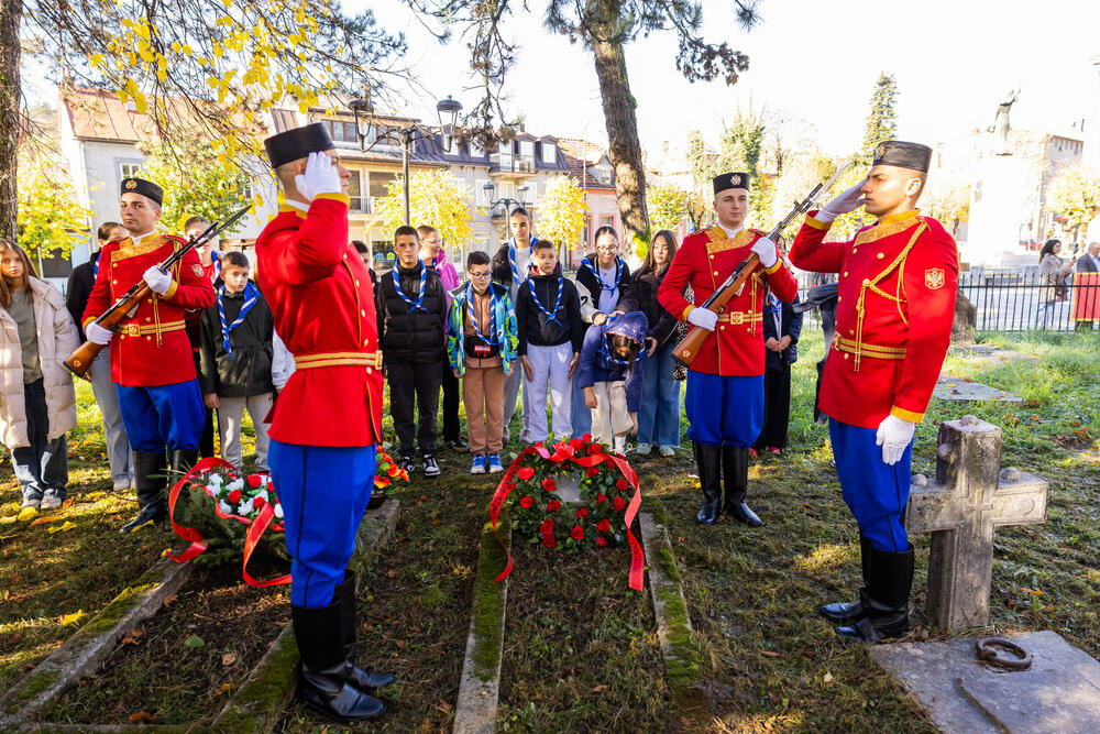 <p>Cetinje ostaje vjerno svojim korijenima, antifašizmu i na braniku vrijednosti koje su kroz vjekove činile suštinu crnogorskog bića, poručio je gradonačelnik Nikola Đurašković</p>