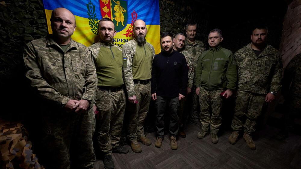<p>Zelenski, čija se vlada suočava sa skandalom zbog korupcije, rekao je da je situacija u blizini sela Orihiv "jedna od najtežih" na širokom frontu i da je zaustavljanje ruskih snaga na tom području ključno za zaštitu grada Zaporožja</p>