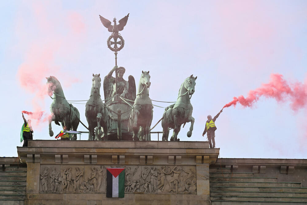 Aktivsti na Brandenburškoj kapiji, Foto: Reuters
