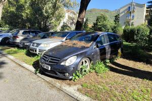 Tivat: Parking pretvoren u auto-otpad