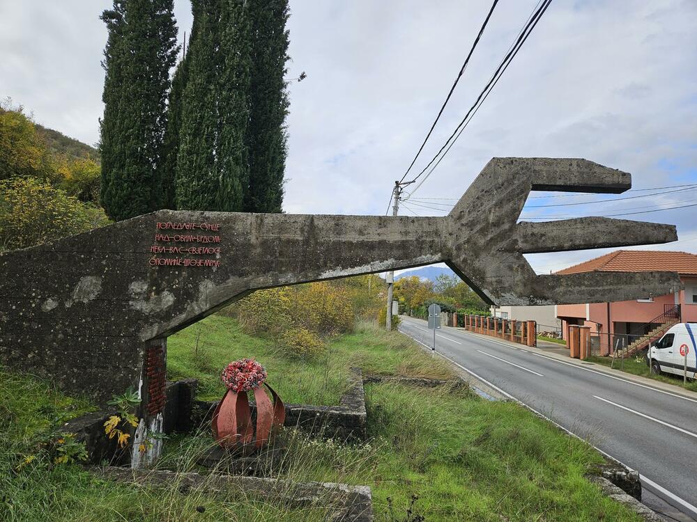 Spomenik “Viljuška” nalazi se u lošem stanju, tik uz saobraćajnicu od Podgorice ka Spužu
