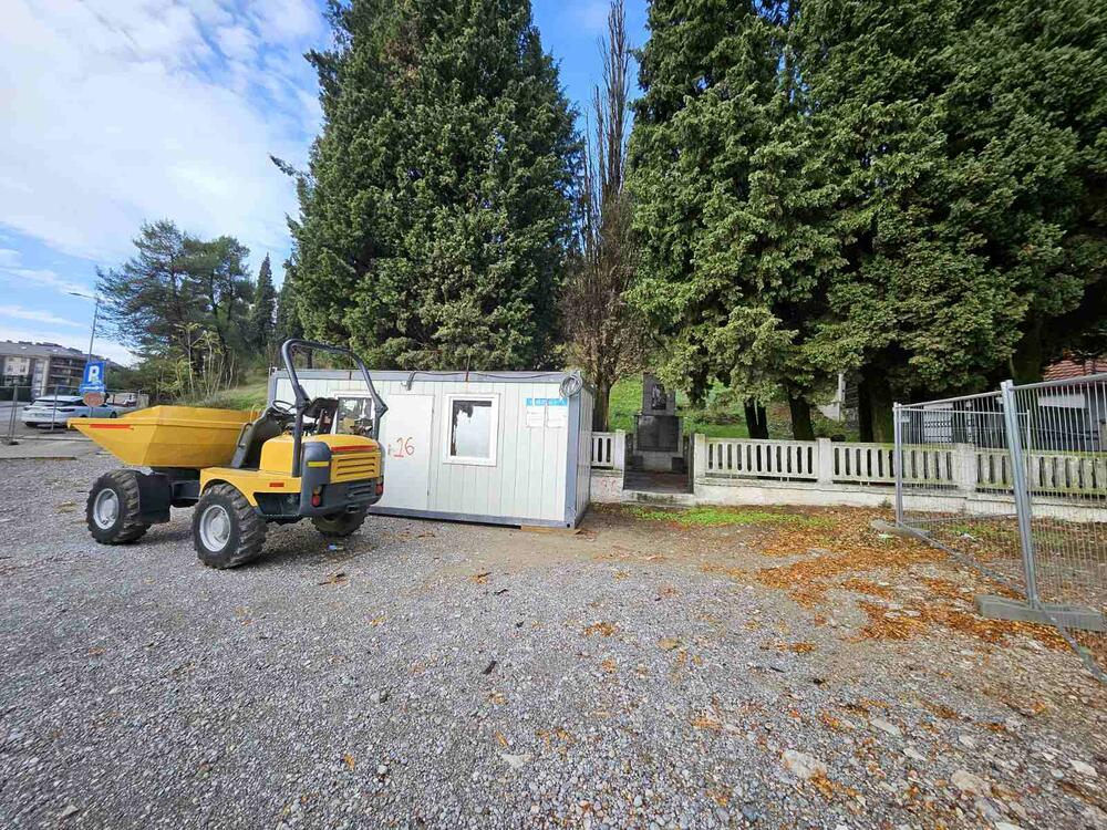 <p>Ekipa "Vijesti" obišla spomen-obilježja od Ljubovića i Veljeg brda do Trijepča i Barutane, a mjesta na kojima su fašisti ubijali rodoljube danas su zarasla i zapuštena i gotovo zaboravljena</p>  <p>Ne smijemo istoriju prepustiti rubu vremena, jer društvo koje ima kulturu sjećanja na svijetle primjere iz svoje prošlosti zasigurno mora imati bolji pogled na svoju budućnost, poručuje profesor i odbornik Dragutin Vučinić</p>