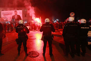 Makni sve iz kuće i kaži da su te napali: Lazović učio Nikšićanina...
