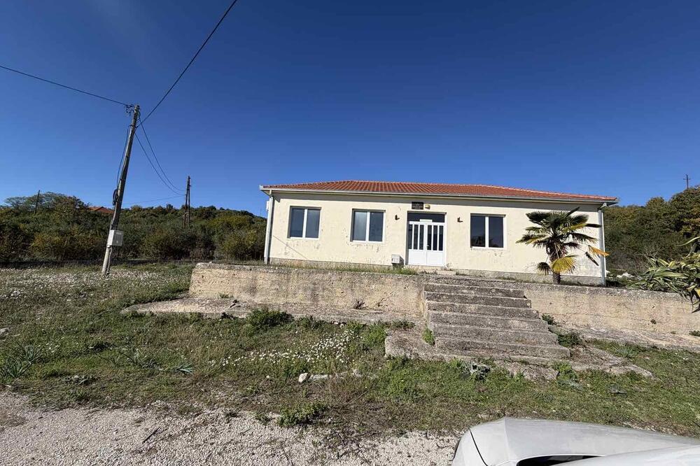 Mještani održavaju zatvorenu školu, Foto: Samir Adrović