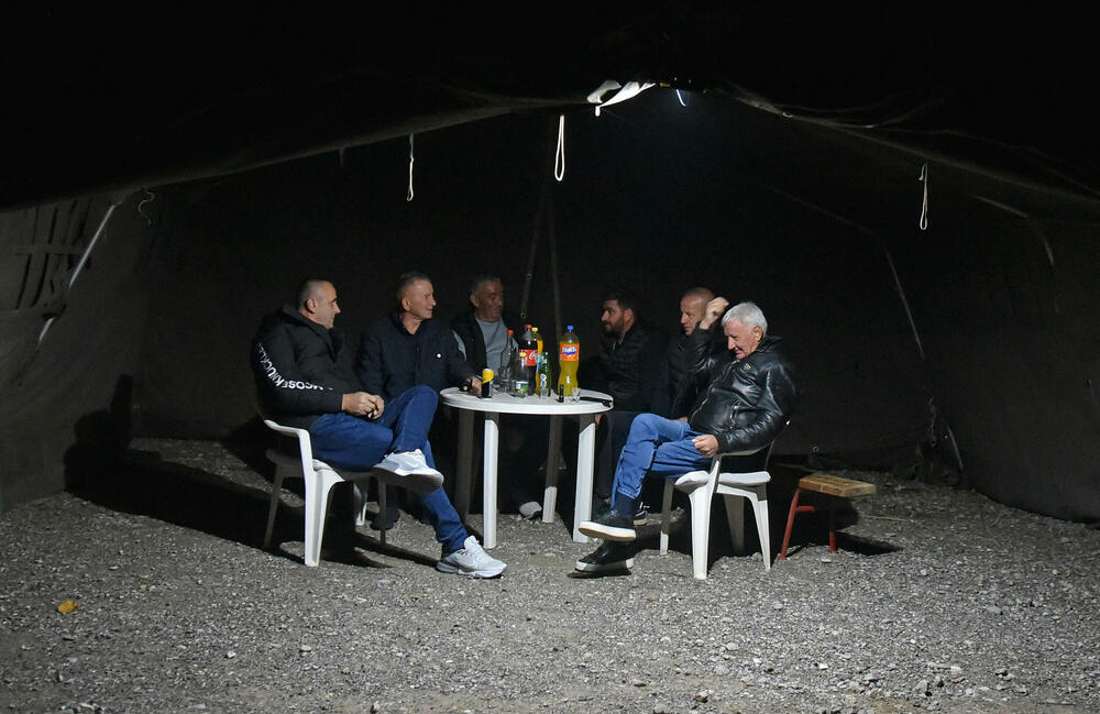 <p>Mještani poručili da su spremni da blokiraju prilaz mašinama prostoru na kom je planirana gradnja postrojenja za prečišćavanje otpadnih voda, budući da je Ministarstvo prostornog planiranja na čelu sa Slavenom Radunovićem, izdalo dozvolu za gradnju</p>