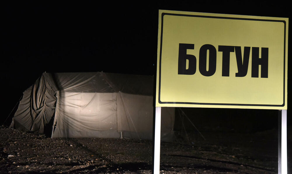 <p>Mještani poručili da su spremni da blokiraju prilaz mašinama prostoru na kom je planirana gradnja postrojenja za prečišćavanje otpadnih voda, budući da je Ministarstvo prostornog planiranja na čelu sa Slavenom Radunovićem, izdalo dozvolu za gradnju</p>