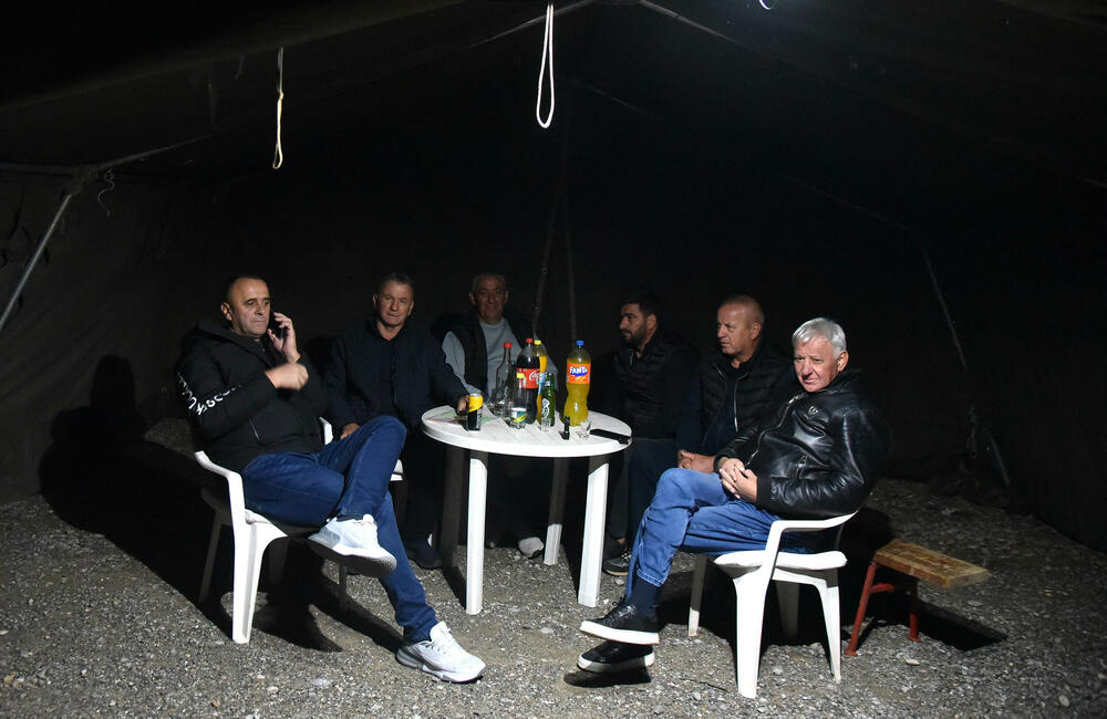 <p>Mještani poručili da su spremni da blokiraju prilaz mašinama prostoru na kom je planirana gradnja postrojenja za prečišćavanje otpadnih voda, budući da je Ministarstvo prostornog planiranja na čelu sa Slavenom Radunovićem, izdalo dozvolu za gradnju</p>