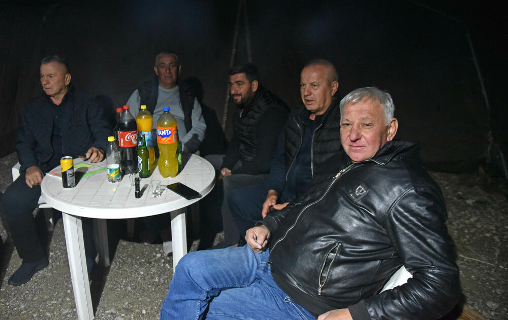 <p>Mještani poručili da su spremni da blokiraju prilaz mašinama prostoru na kom je planirana gradnja postrojenja za prečišćavanje otpadnih voda, budući da je Ministarstvo prostornog planiranja na čelu sa Slavenom Radunovićem, izdalo dozvolu za gradnju</p>