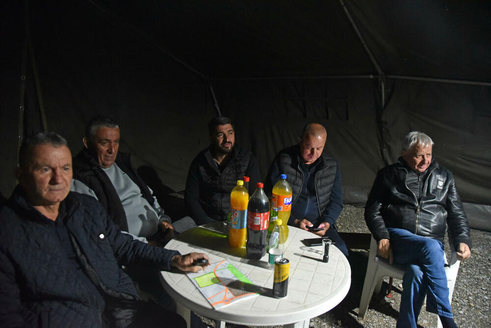 <p>Mještani poručili da su spremni da blokiraju prilaz mašinama prostoru na kom je planirana gradnja postrojenja za prečišćavanje otpadnih voda, budući da je Ministarstvo prostornog planiranja na čelu sa Slavenom Radunovićem, izdalo dozvolu za gradnju</p>