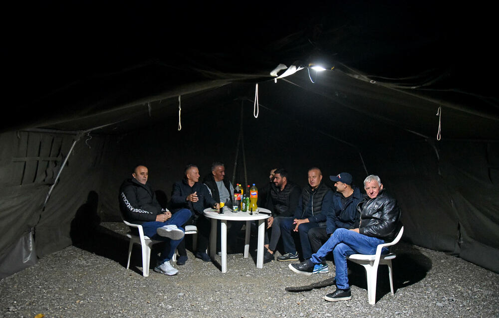 <p>Mještani poručili da su spremni da blokiraju prilaz mašinama prostoru na kom je planirana gradnja postrojenja za prečišćavanje otpadnih voda, budući da je Ministarstvo prostornog planiranja na čelu sa Slavenom Radunovićem, izdalo dozvolu za gradnju</p>