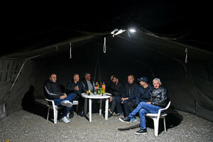 U Botunu postavljen šator, stigli i prvi stanari