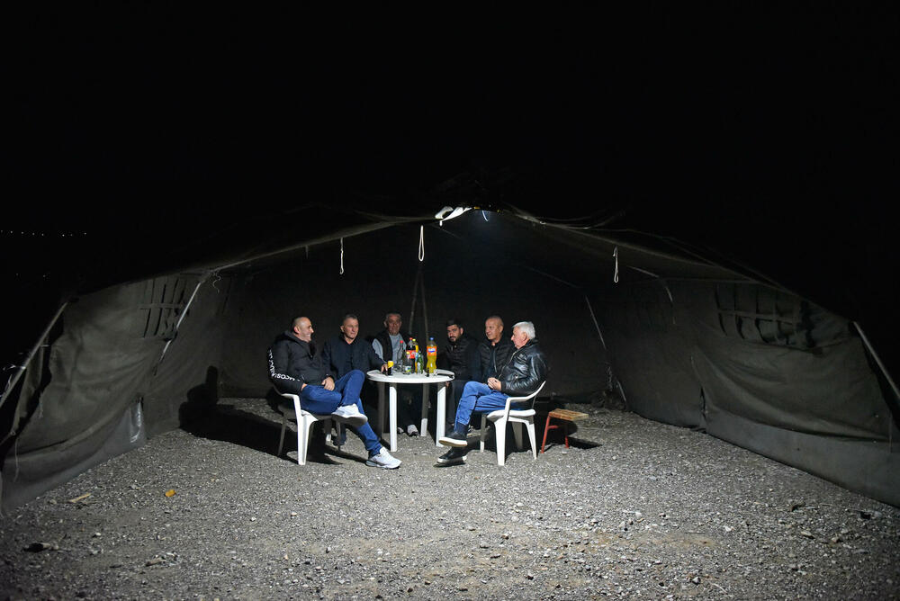 <p>Mještani poručili da su spremni da blokiraju prilaz mašinama prostoru na kom je planirana gradnja postrojenja za prečišćavanje otpadnih voda, budući da je Ministarstvo prostornog planiranja na čelu sa Slavenom Radunovićem, izdalo dozvolu za gradnju</p>