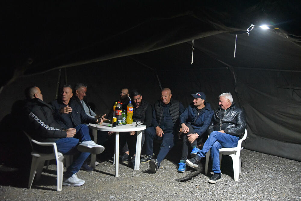 <p>Mještani poručili da su spremni da blokiraju prilaz mašinama prostoru na kom je planirana gradnja postrojenja za prečišćavanje otpadnih voda, budući da je Ministarstvo prostornog planiranja na čelu sa Slavenom Radunovićem, izdalo dozvolu za gradnju</p>