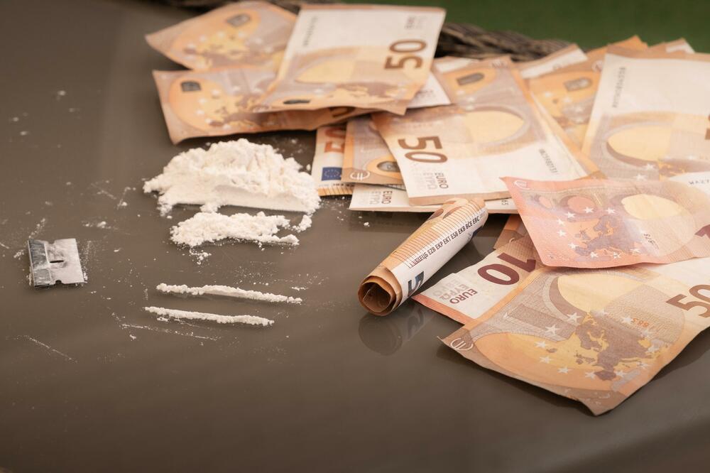 Glavni izvori prihoda crnogorskih klanova klanova su trgovina kokainom i pranje novca, Foto: Shutterstock