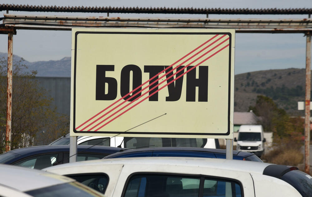 <p>Botunjani poručili da neće dozvoliti da se kolektor gradi na predviđenoj lokaciji i predložili novu - kod mosta Luča...</p>