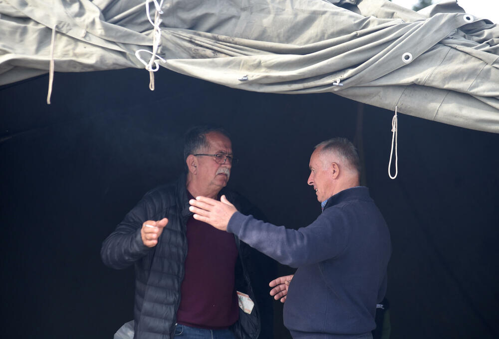 <p>Botunjani poručili da neće dozvoliti da se kolektor gradi na predviđenoj lokaciji i predložili novu - kod mosta Luča...</p>