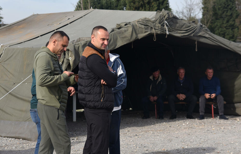 <p>Botunjani poručili da neće dozvoliti da se kolektor gradi na predviđenoj lokaciji i predložili novu - kod mosta Luča...</p>