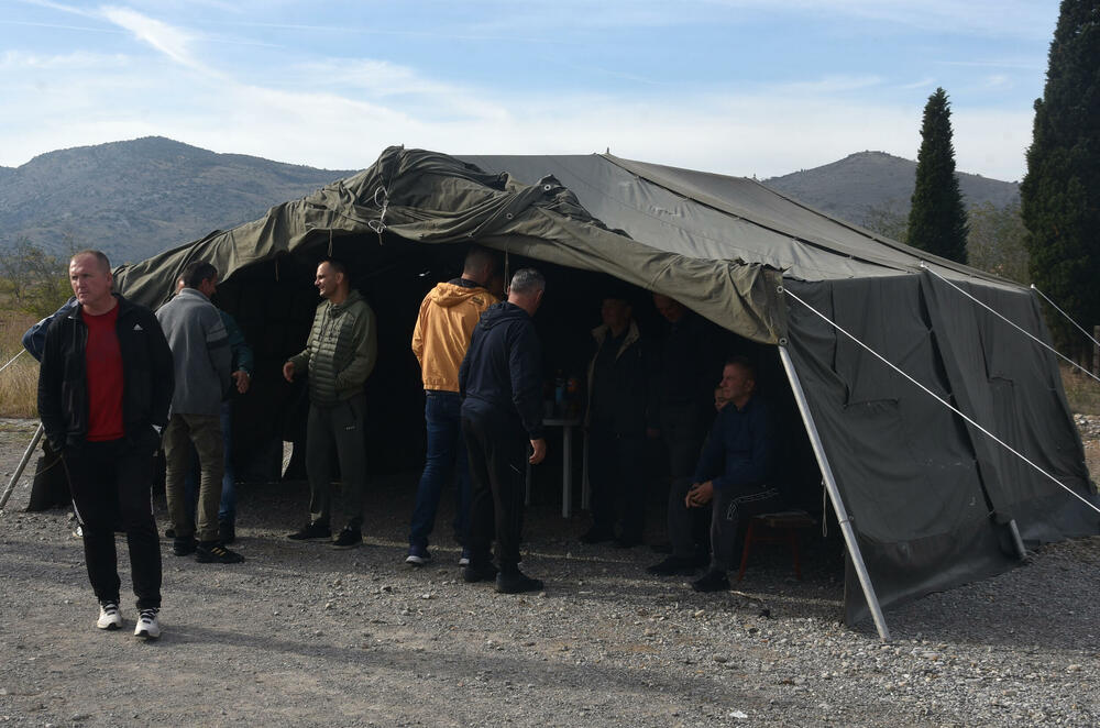 <p>Botunjani poručili da neće dozvoliti da se kolektor gradi na predviđenoj lokaciji i predložili novu - kod mosta Luča...</p>
