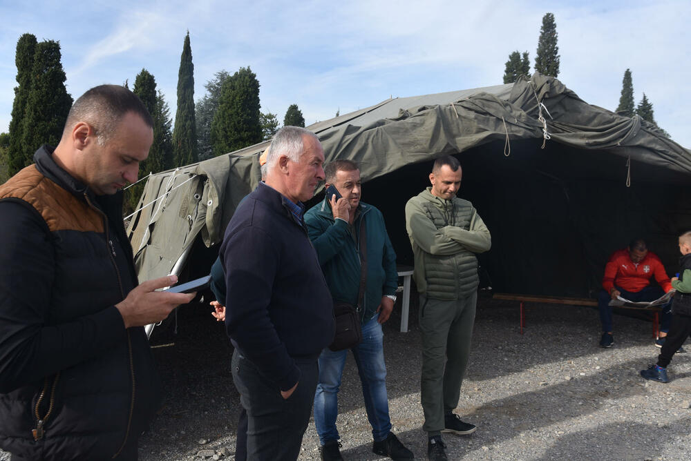 <p>Botunjani poručili da neće dozvoliti da se kolektor gradi na predviđenoj lokaciji i predložili novu - kod mosta Luča...</p>