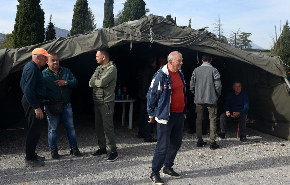 <p>Botunjani poručili da neće dozvoliti da se kolektor gradi na predviđenoj lokaciji i predložili novu - kod mosta Luča...</p>