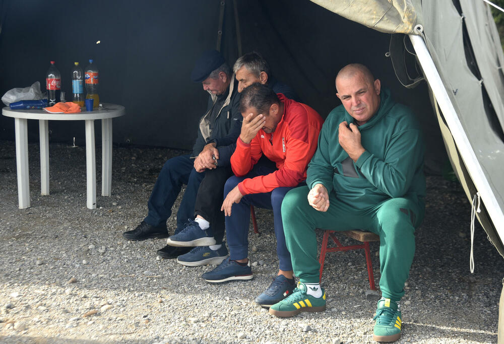 <p>Botunjani poručili da neće dozvoliti da se kolektor gradi na predviđenoj lokaciji i predložili novu - kod mosta Luča...</p>