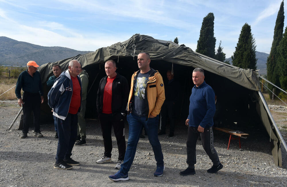 <p>Botunjani poručili da neće dozvoliti da se kolektor gradi na predviđenoj lokaciji i predložili novu - kod mosta Luča...</p>