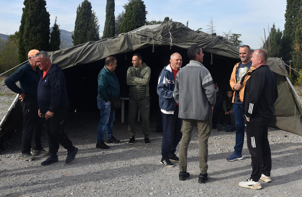 <p>Botunjani poručili da neće dozvoliti da se kolektor gradi na predviđenoj lokaciji i predložili novu - kod mosta Luča...</p>