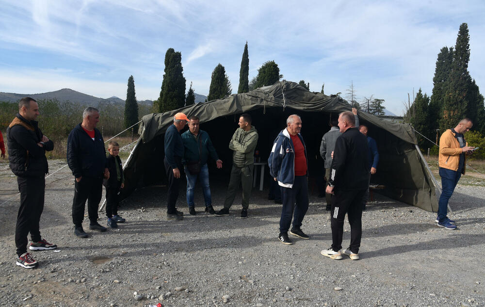<p>Botunjani poručili da neće dozvoliti da se kolektor gradi na predviđenoj lokaciji i predložili novu - kod mosta Luča...</p>
